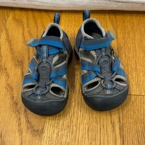 Kids Toddler boy navy blue Keen closed toe sandals shoes water shoes size 8